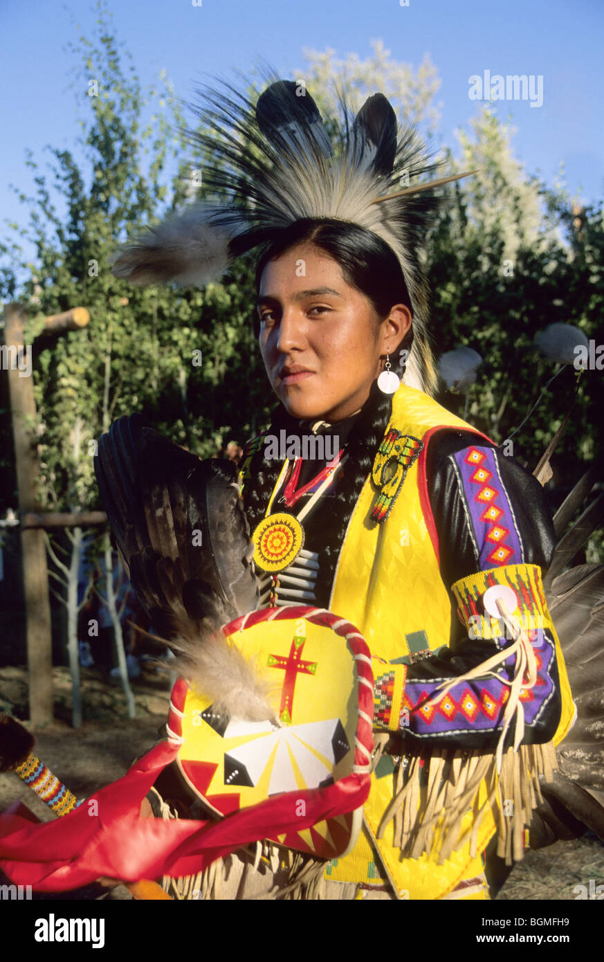 Teenager, gekleidet in einen traditionellen pow Wow gelben Insignien im Chippewa Cree Rocky Boy Reservat in Montana Box Elder Stockfoto