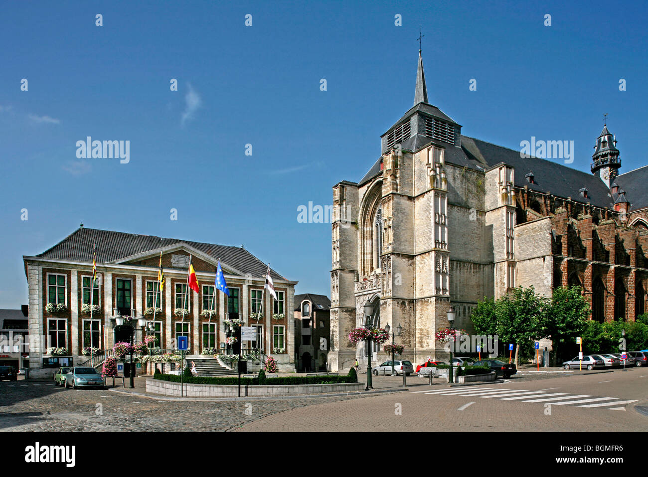 Rathaus und der Sankt-Sulpitius En Dionysus Kirche am Marktplatz, Diest, Belgien Stockfoto