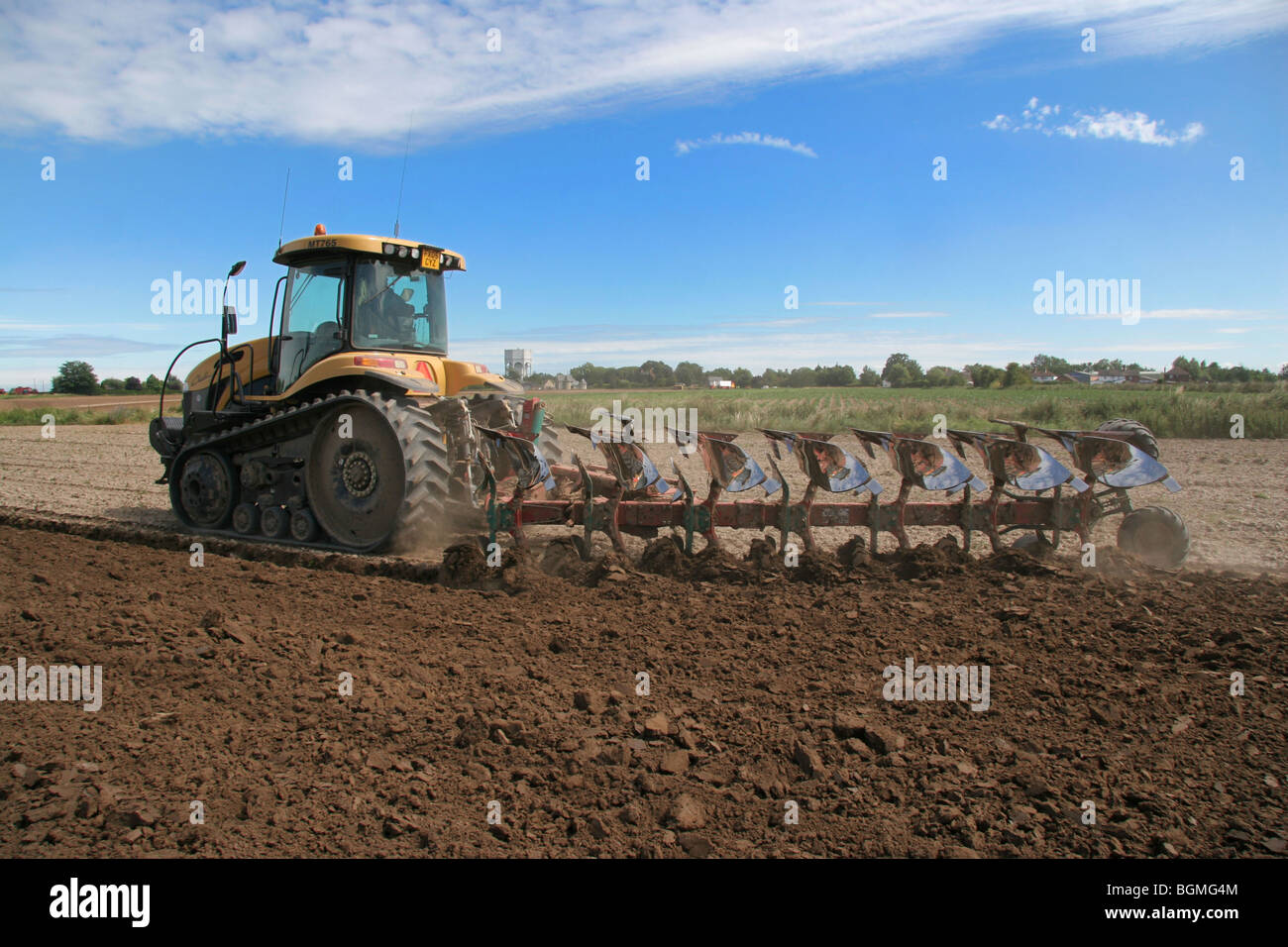 Rubber Track Traktor Pflügen im Venn Stockfoto
