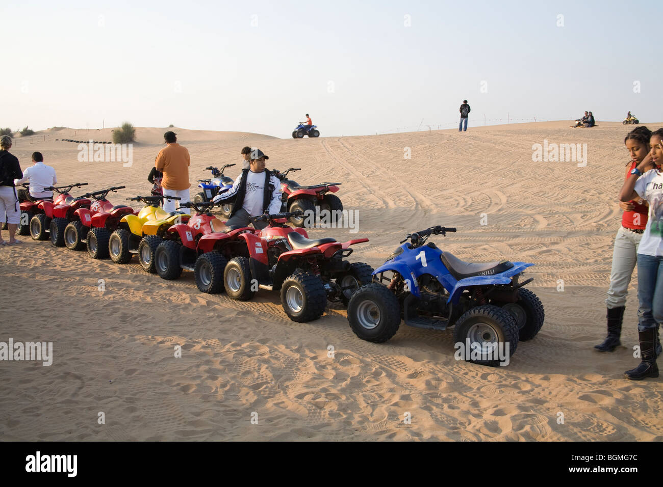 Dubai Vereinigte Arabische Emirate-Reihe von Quads für Touristen zu fahren um die Sanddünen zu mieten Stockfoto