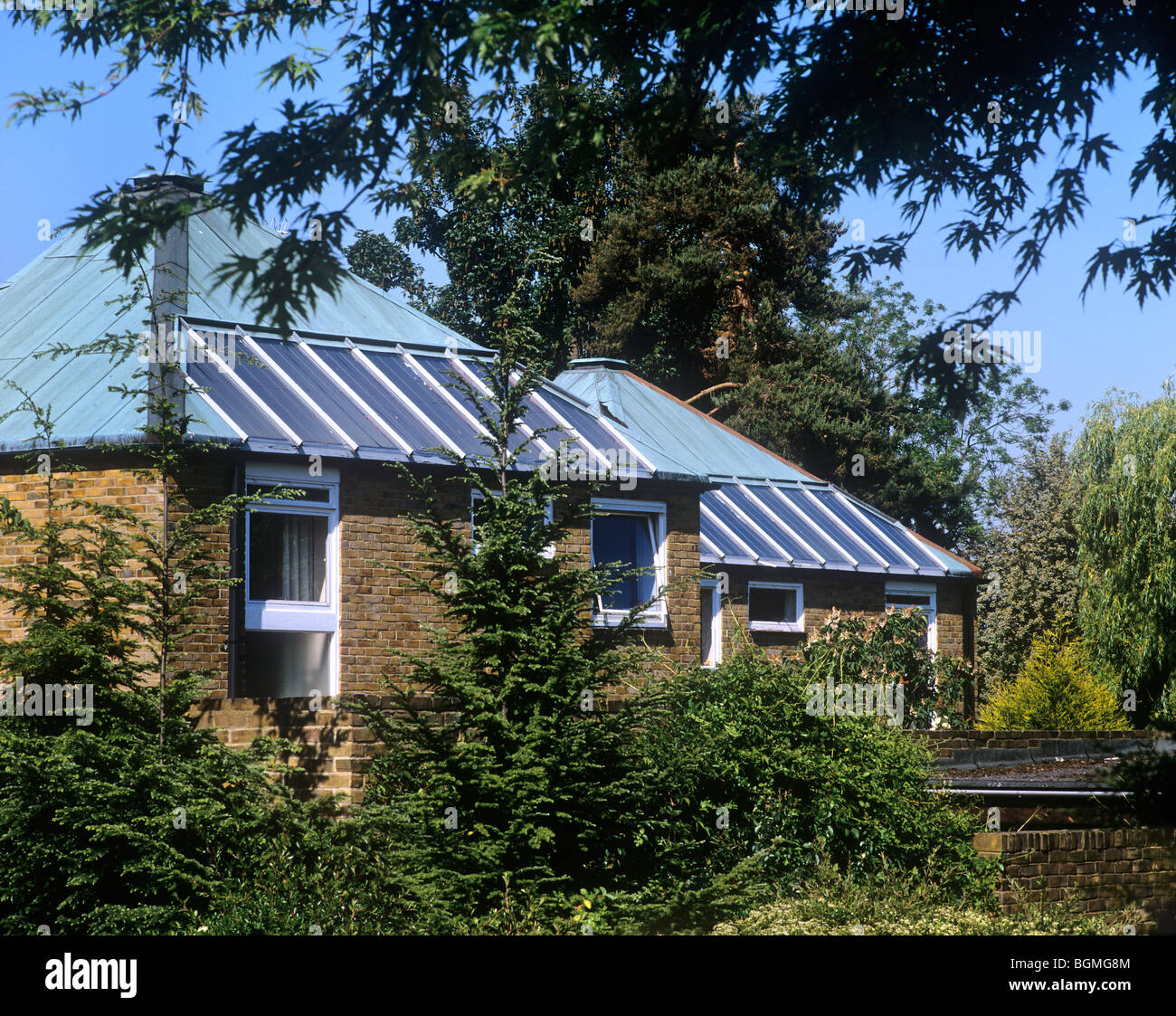 Sonnenkollektoren für die Warmwasserbereitung in den Dächern der Häuser bei Kleinbauern Mead, Forestdale, Croydon eingebaut. Stockfoto