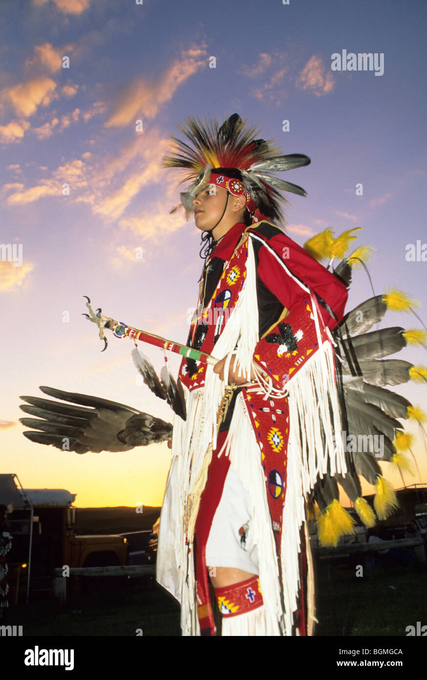 Lakota Sioux Teenagerjunge in traditionellen Pow Wow-Regalia gekleidet hält Adlerflügel Fan und Adlerklaue Tanzstock, Pine Ridge Reservation, South Dakota Stockfoto