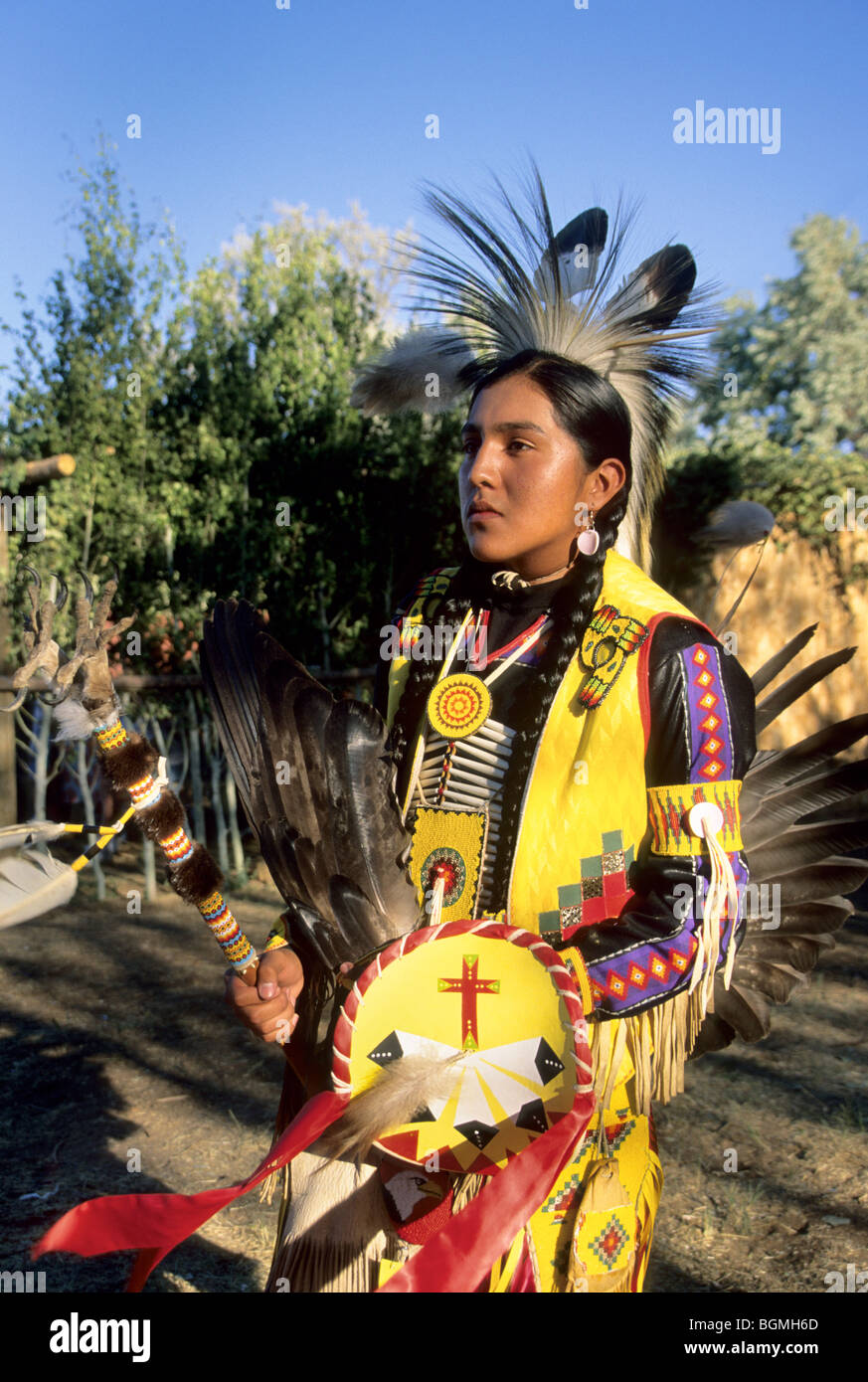 Native American Teenager gekleidet in traditionellen pow Wow Insignien auf der Chippewa Cree Rocky Boy Reservierung, Box Elder Montana Stockfoto