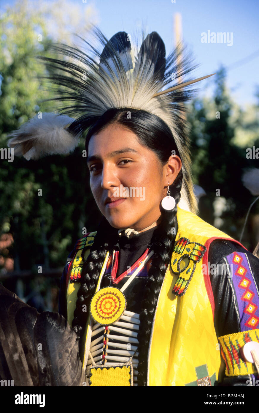 Native American Teenager gekleidet in traditionellen pow Wow Insignien auf der Chippewa Cree Rocky Boy Reservierung, Box Elder Montana Stockfoto