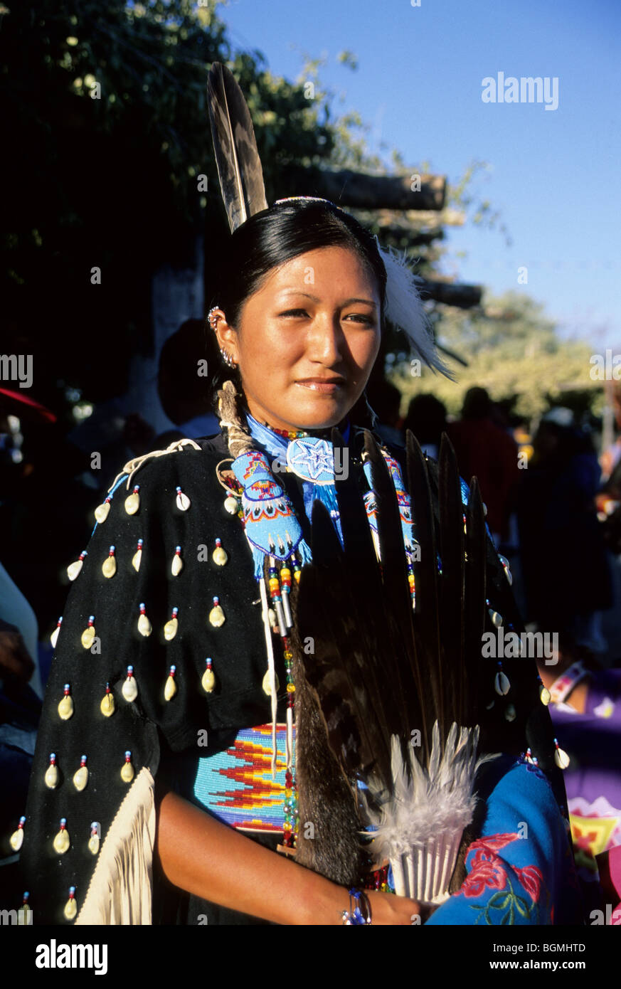 Chippewa Cree Teenager-Mädchen in traditioneller Kleidung mit Cowry-Muscheln und Perlenarbeiten auf dem Rocky Boy Reservation, Montana Stockfoto