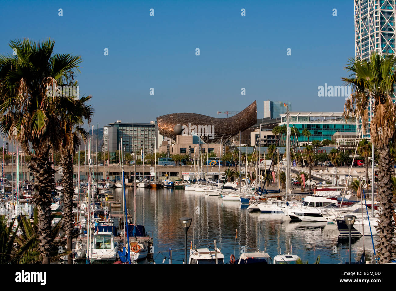 Barcelona - der olympische Hafen und einem riesigen Wal aus Bronze gefertigt (von Frank Gehry) Stockfoto