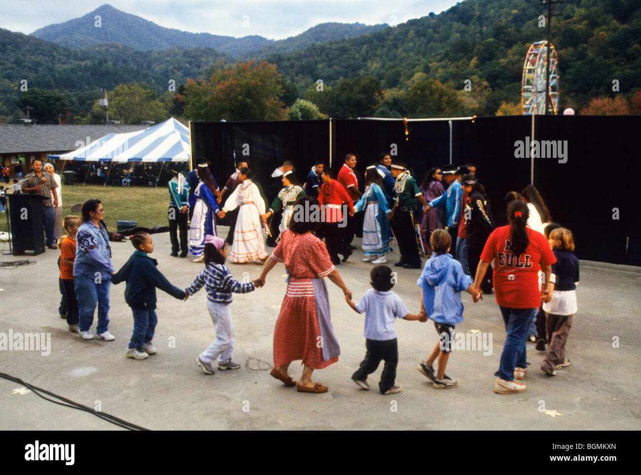 Cherokee Freundschaft Kreistanz während der jährlichen Herbstfest in Cherokee North Carolina im Indianer-Reservat Qualla Stockfoto