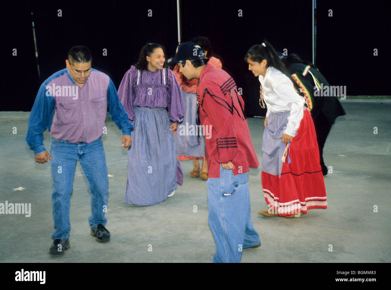 Paare tanzen den traditionellen Cherokee-Stomp-Tanz während des jährlichen Erntefestivals im Qualla Indian Reservation, Cherokee NC Stockfoto