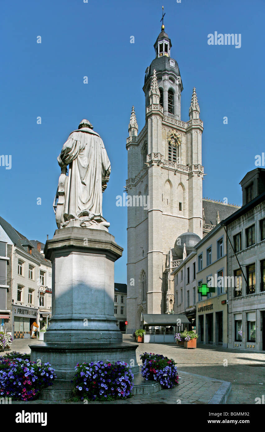 Statue des Cellisten Servais und den Saint-Martin Basilika, Halle, Belgien Stockfoto