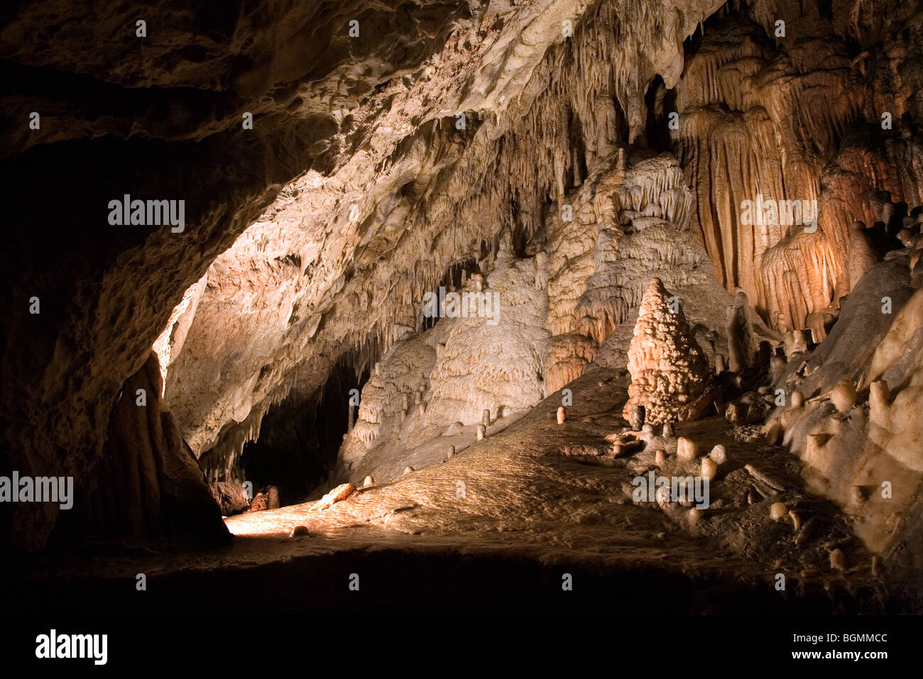 Stalaktiten und Stalagmiten in den Höhlen von Han-Sur-Lesse, Belgien Stockfoto