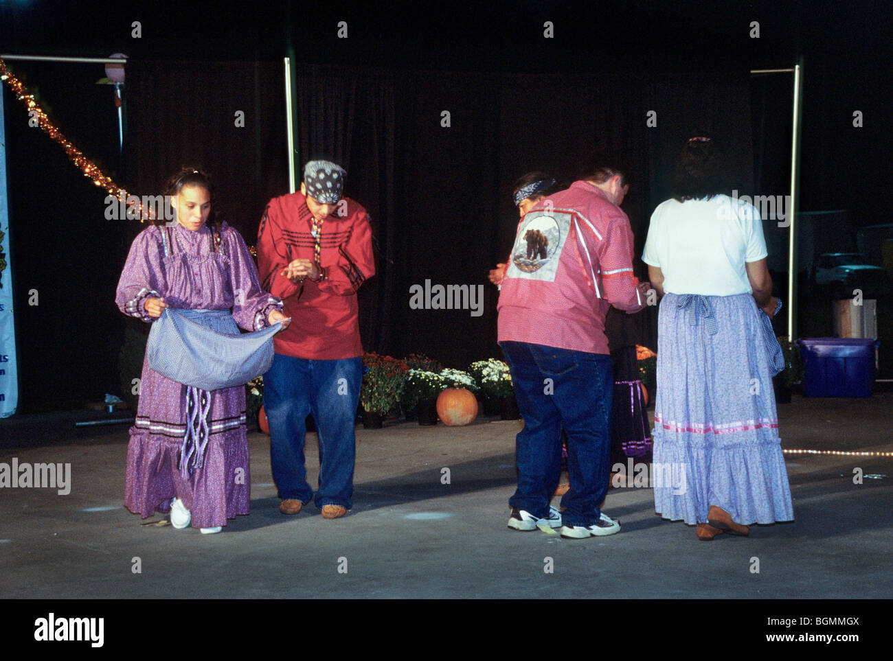 Paare tanzen den traditionellen Cherokee-Mais-Tanz während des jährlichen Erntefestivals im Qualla Indian Reservation, Cherokee NC Stockfoto