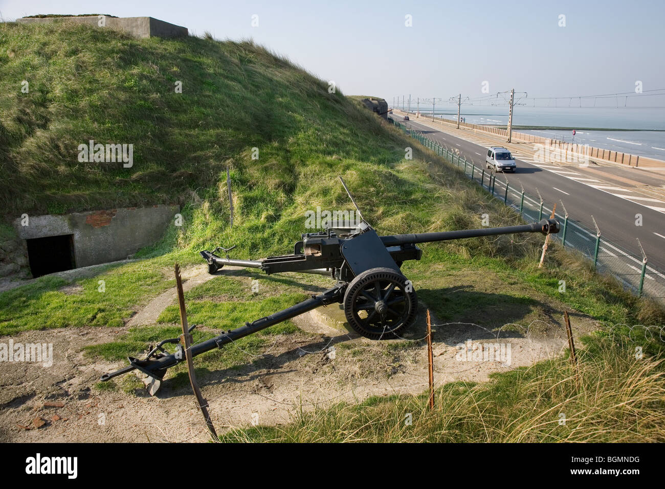 Kanone und Bunker im Freilichtmuseum Atlantikwall an Raversijde, Belgien Stockfoto