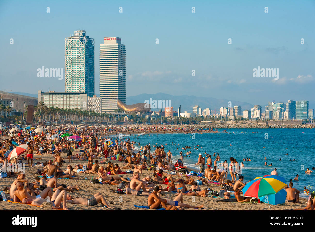 Barcelona - Barceloneta Strand und einem riesigen Wal Stockfoto