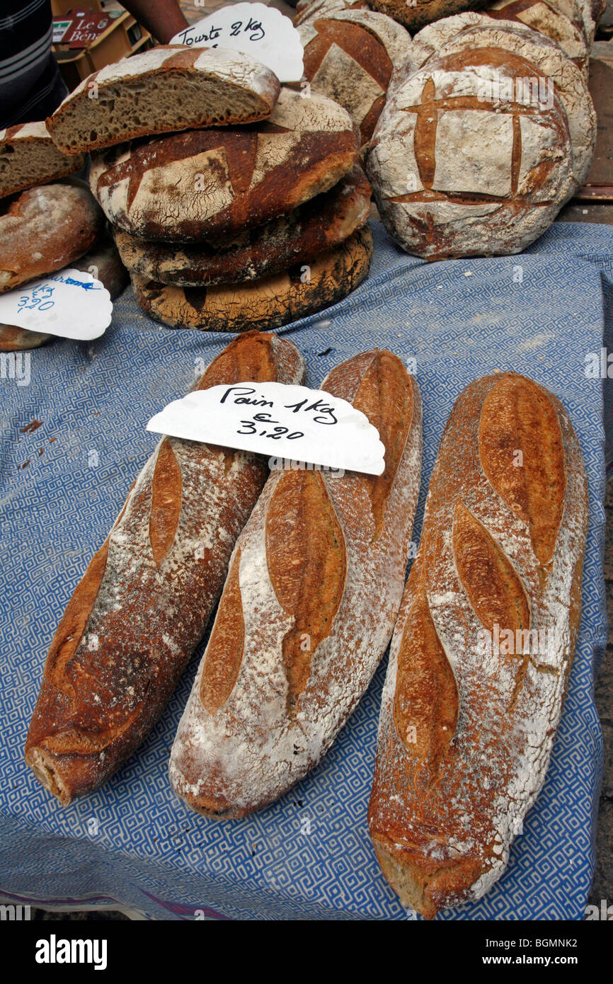 Steinerne Stadt Sarlat Renaissance Dordogne Aquitanien Frankreich Samstag freien Markt essen Brot Schmerzen Stockfoto