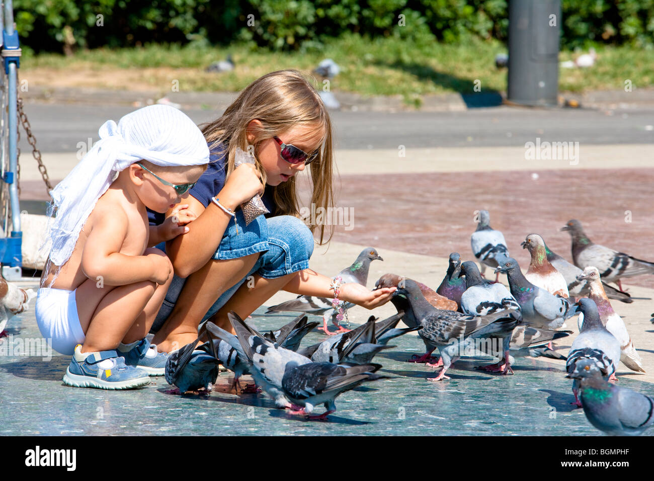 Barcelona - Plaça de Catalunya - Kinder Tauben füttern Stockfoto