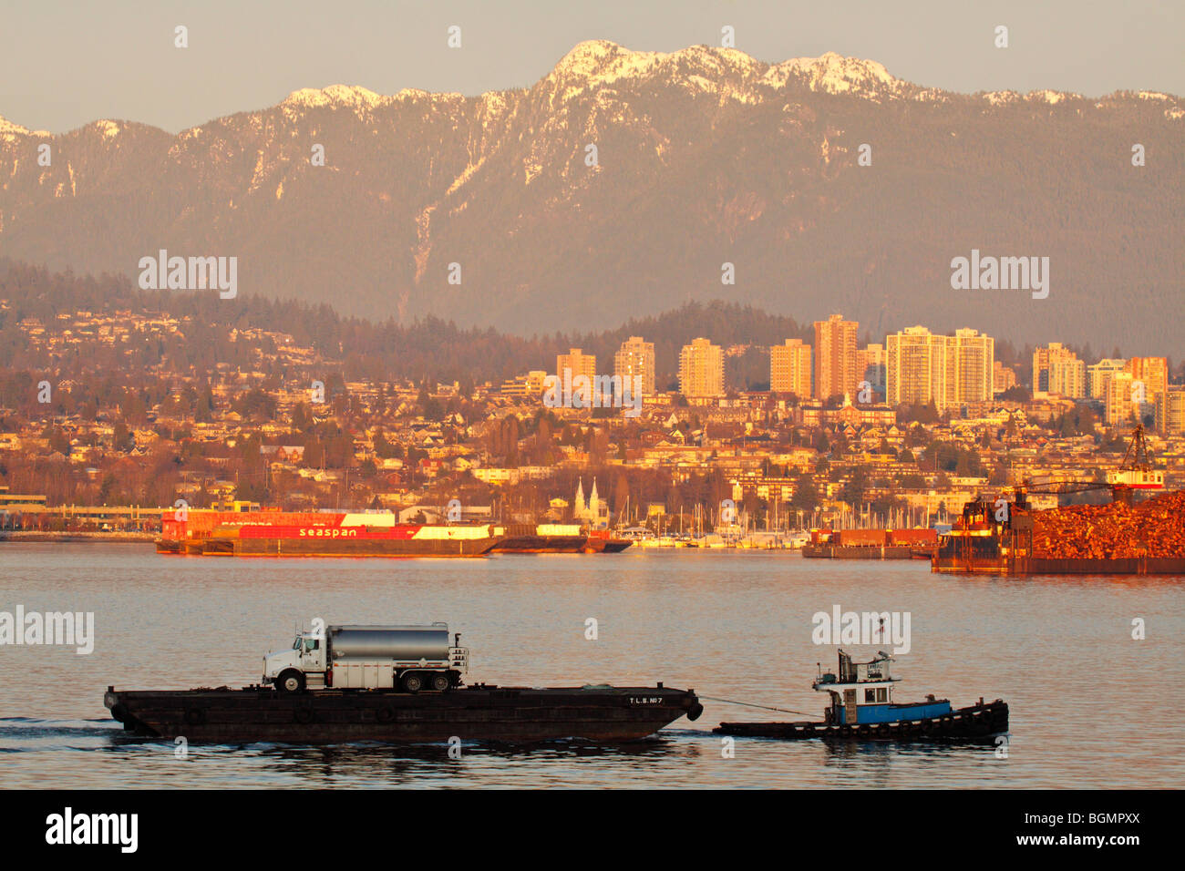Schlepper und Barge im Burrard Inlet mit North Vancouver im Hintergrund-Vancouver, British Columbia, Kanada. Stockfoto