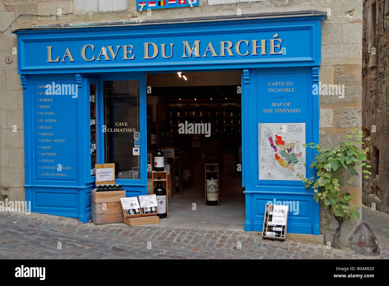 Wein-Shop Display Bordeaux Weinberg Stadt St Emilion Frankreich Stockfoto