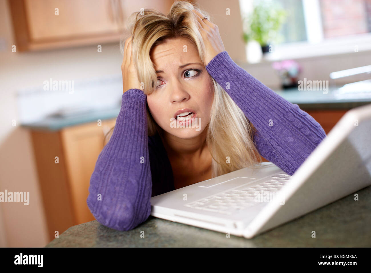 Gestresste Mädchen mit laptop Stockfoto