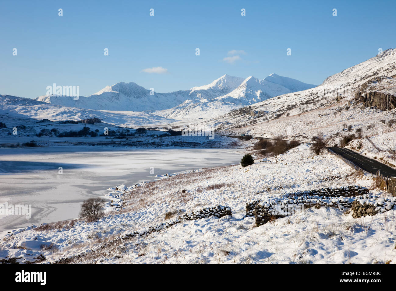 Snowdonia Landschaft im Winter Blick über Llynnau Mymbyr gefrorene Seen zu Snowdon horseshoe Peaks in Snowdonia National Park mit Schnee. North Wales UK Stockfoto