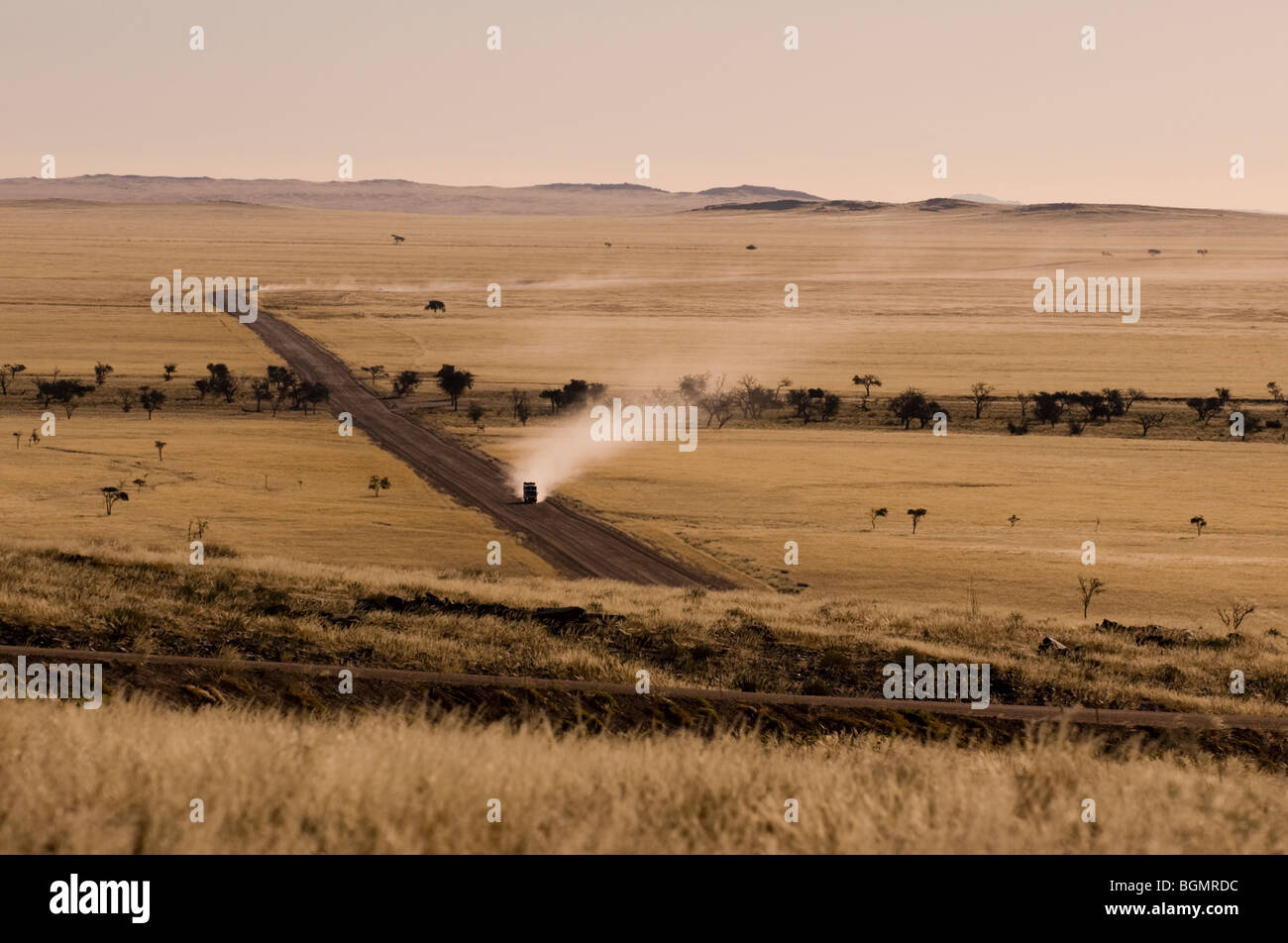 Autos fahren durch die namibische Wüste Stockfoto