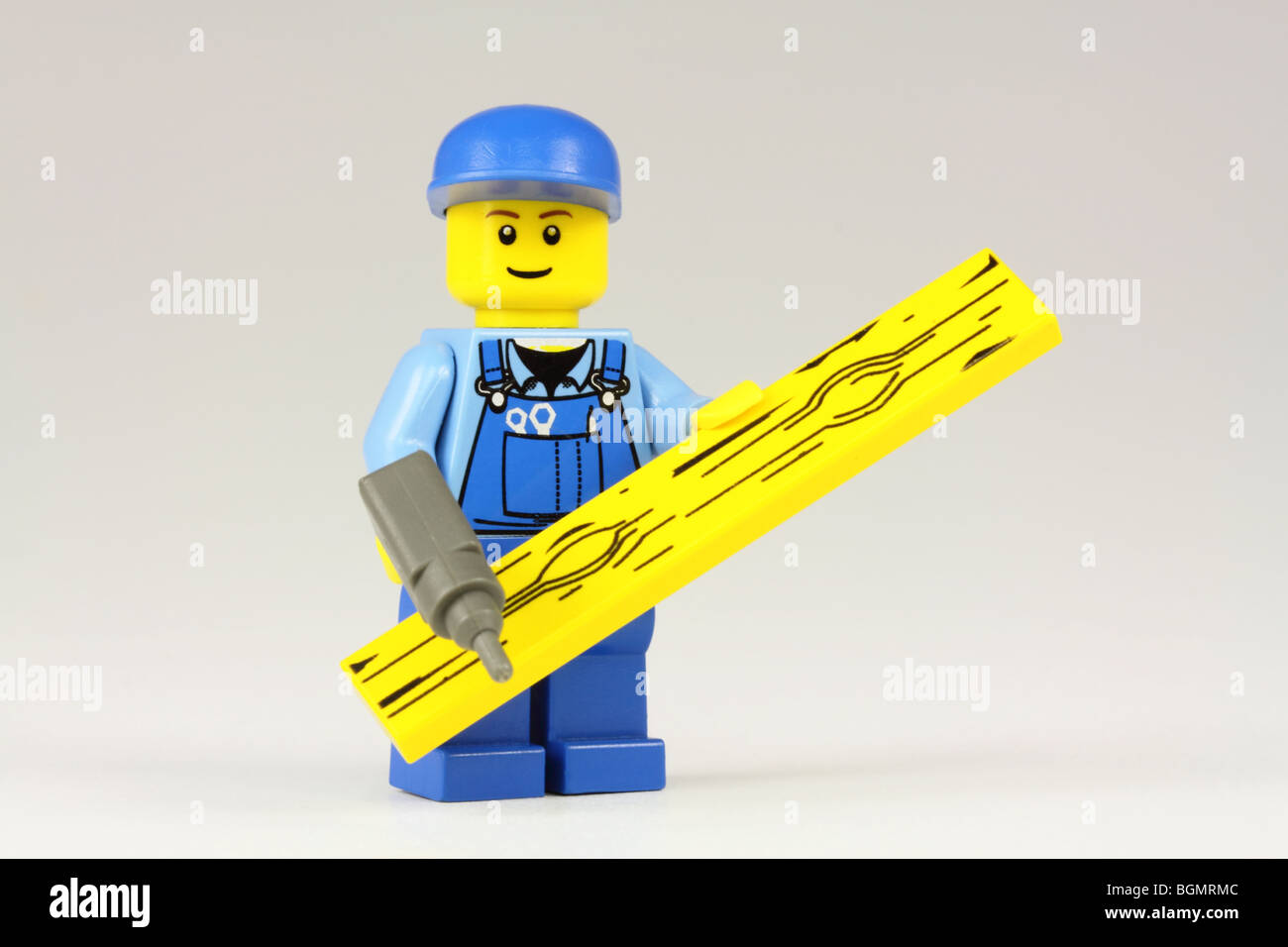 DIY Lego-Enthusiasten oder Handwerker mit Bohrer und plank Stockfoto