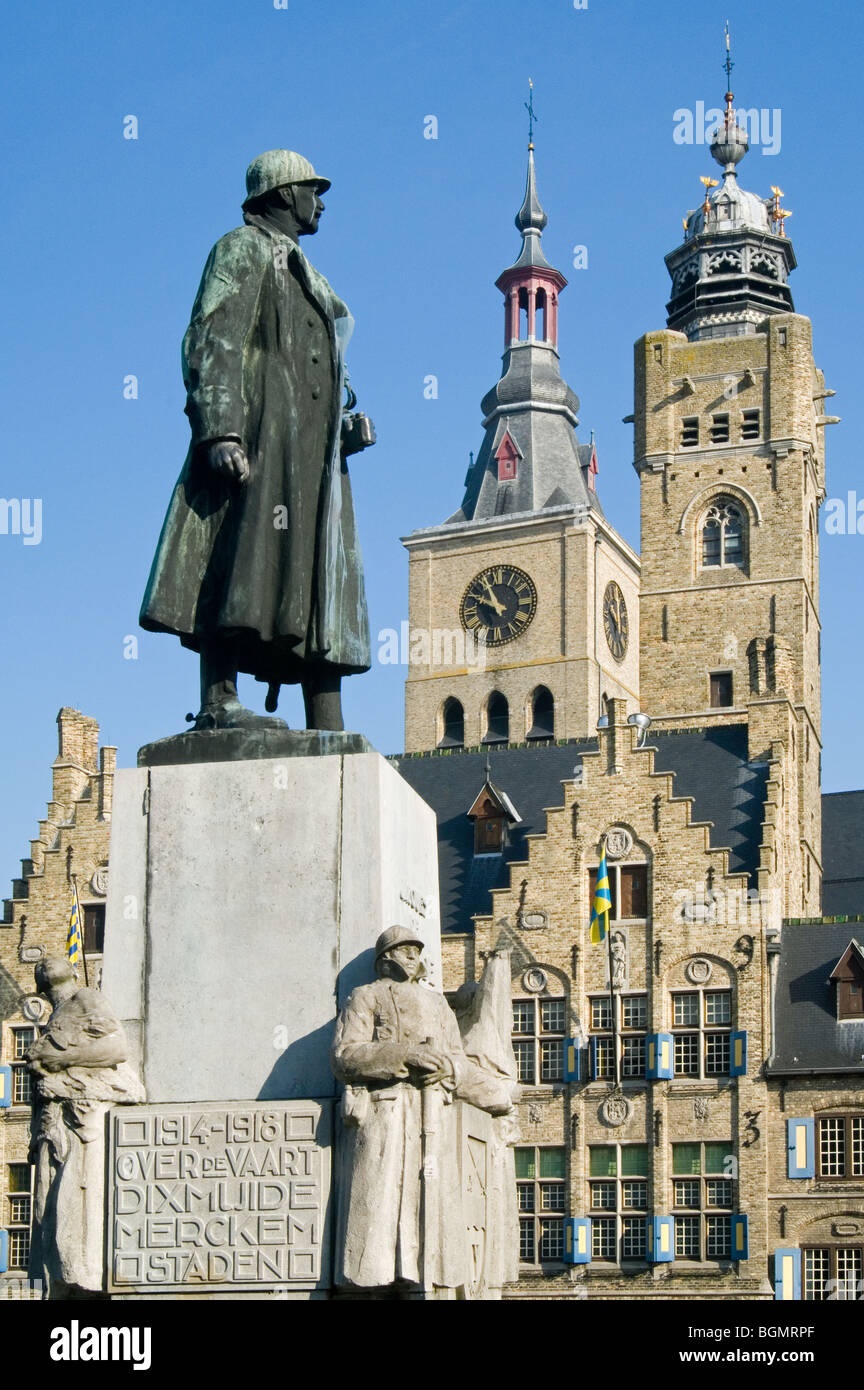 Marktplatz mit Statue von General Baron Jacques, Rathaus, Glockenturm und der St. Nikolauskirche, Diksmuide, Belgien Stockfoto