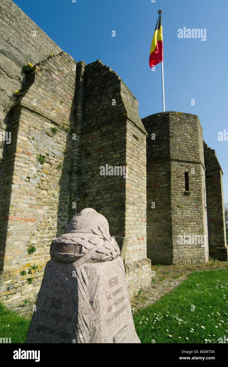 Denkmal und WW1 Beobachtungsposten aus einem ersten Weltkrieg in Oud-Stuivekenskerke, West-Flandern, Belgien Stockfoto