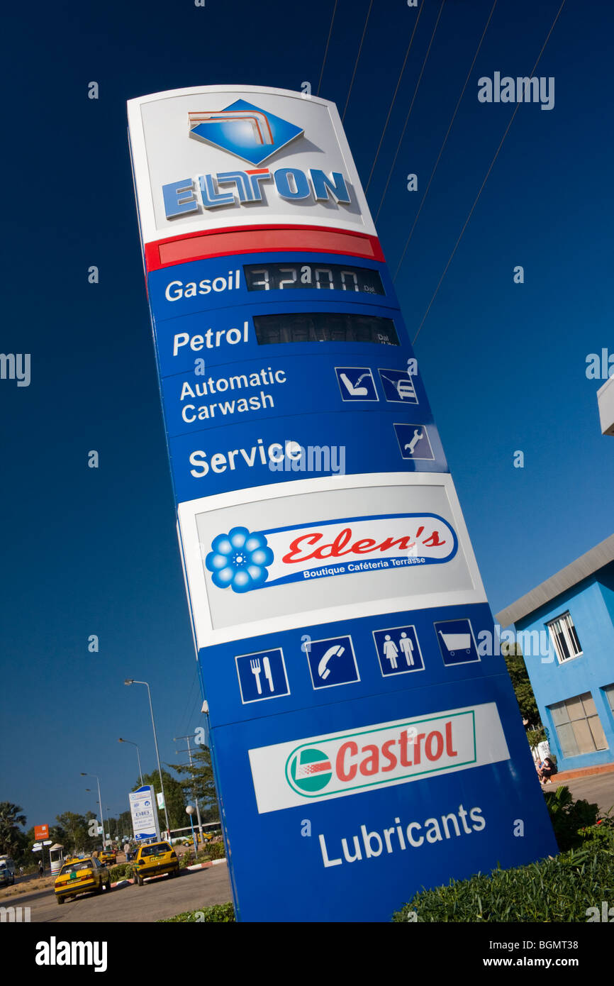 ELTON Oil Company-Tankstelle auf der Atlantikstraße, Gambia Stockfoto