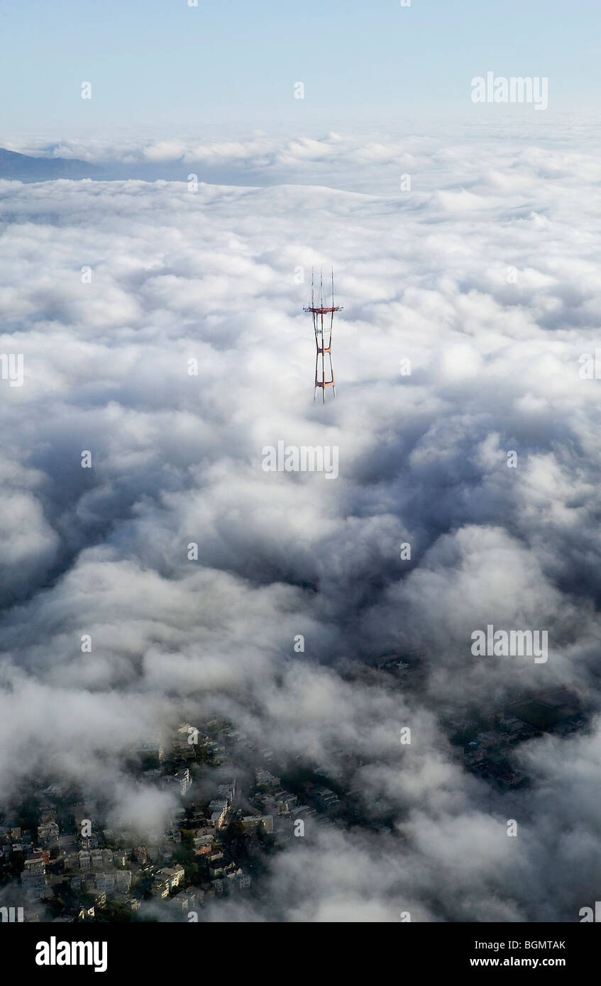 Luftbild oben Sutro Tower Twin Peaks San Francisco im Nebel Stockfoto