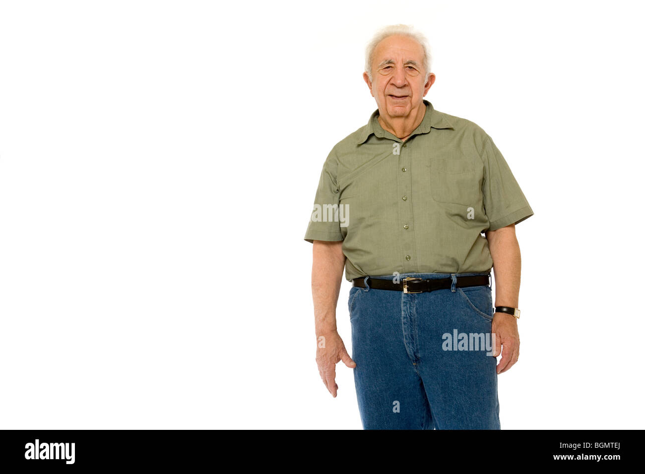 Ein senior im Ruhestand älterer Herr steht für sich allein. Stockfoto