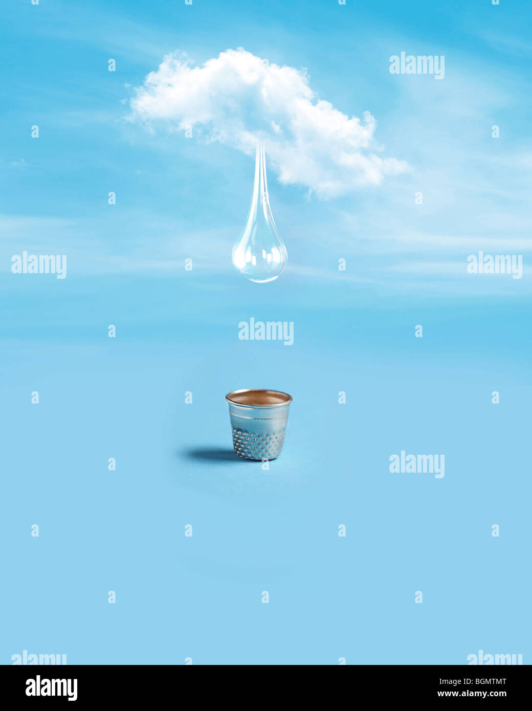 Tropfen Wasser fällt aus einer einsamen Wolke in einen kleinen silbernen Fingerhut Stockfoto