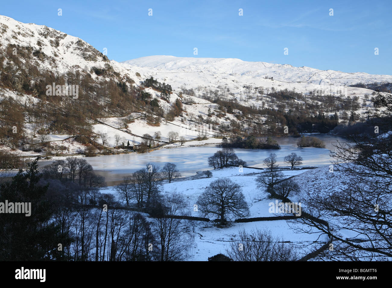Rydal Wasser mit Schnee gekleideten Berge, Cumbria, UK Stockfoto