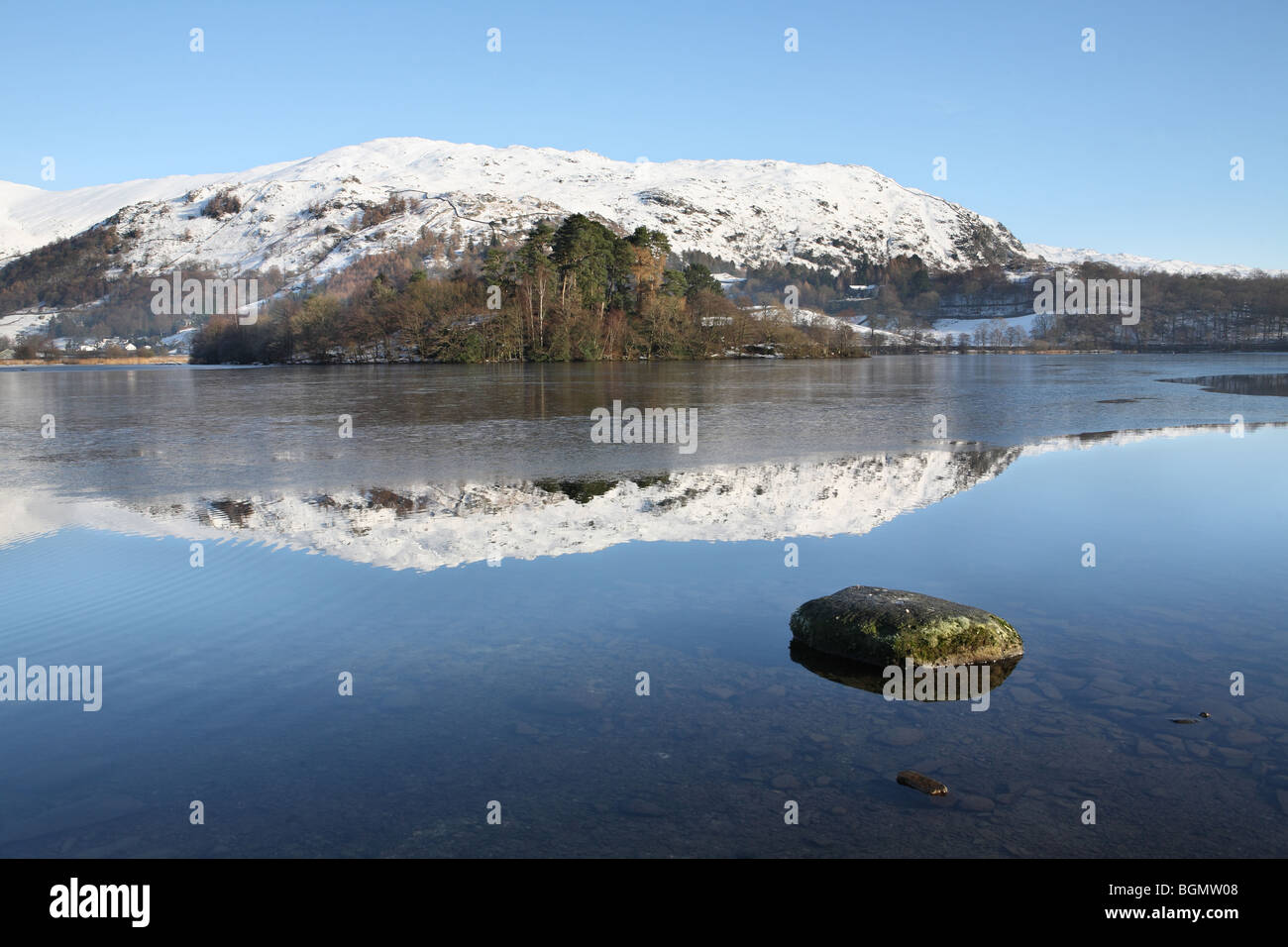 Grasmere mit Schnee gekleideten Berge spiegeln sich in den See, Cumbria, UK Stockfoto