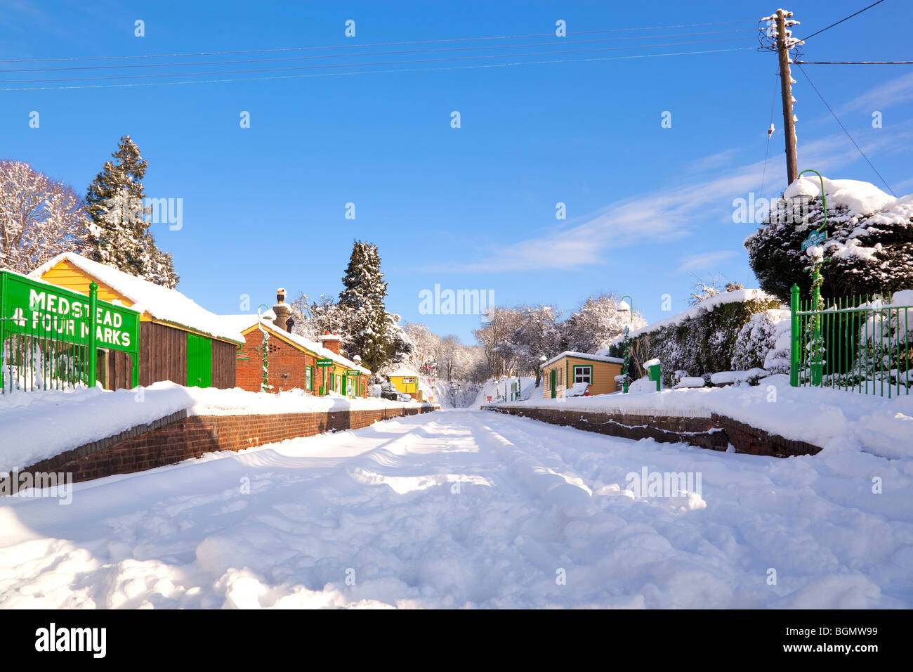 Vier Marken und Medstead Bahnhof nach einem schweren Schneefall Stockfoto
