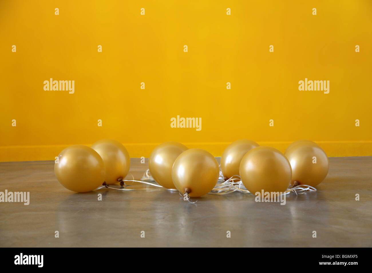 Gold Ballons sinken auf den Boden, nachdem die Partei entlüftet Stockfoto