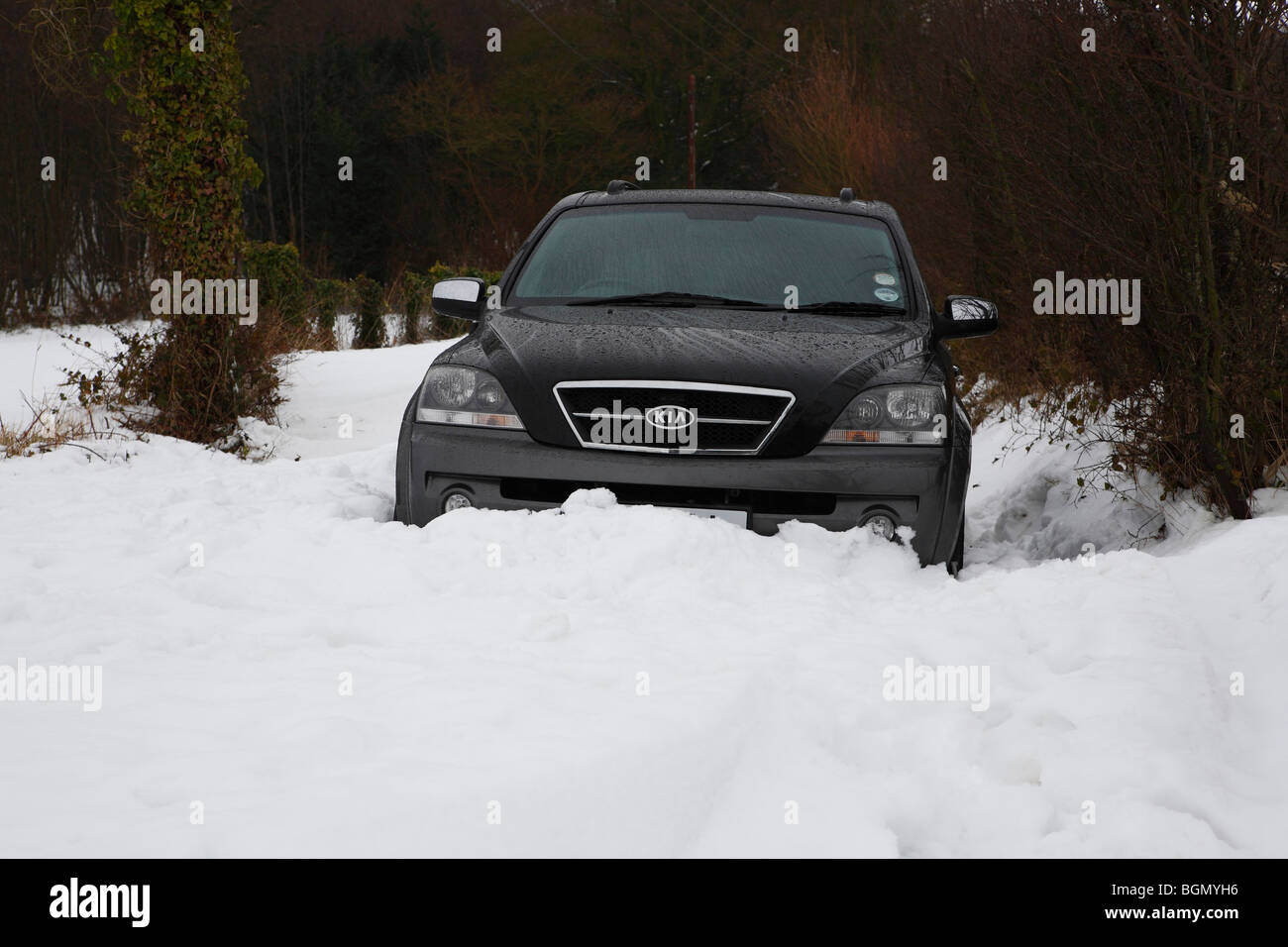 Ein 4 x 4 Geländewagen in einer Schneeverwehung aufgegeben Stockfoto