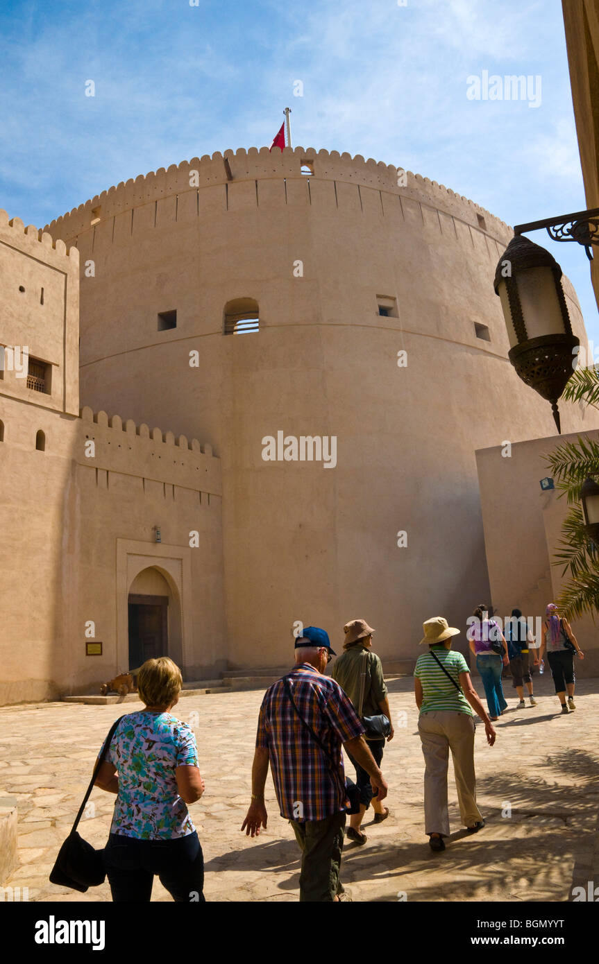 Westliche Besucher im Fort Nizwa Oman Stockfoto