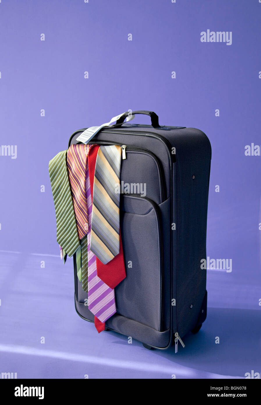 packt die Koffer für die Reise mit Krawatten herausragen Stockfoto