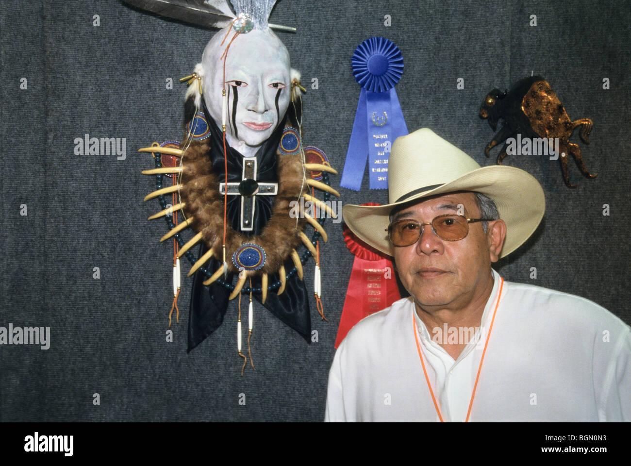 Zeitgenössische indianische Raku-Ton-Künstler zeigt seine preisgekrönten Skulptur während Red Earth Pow Wow Festival OK Stockfoto