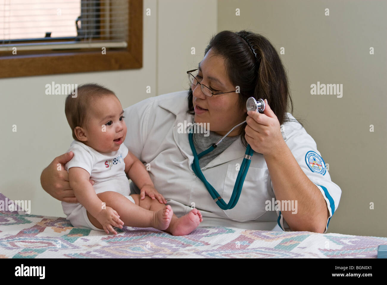 Krankenschwester untersucht Baby im Gesundheitswesen Büro Stockfoto