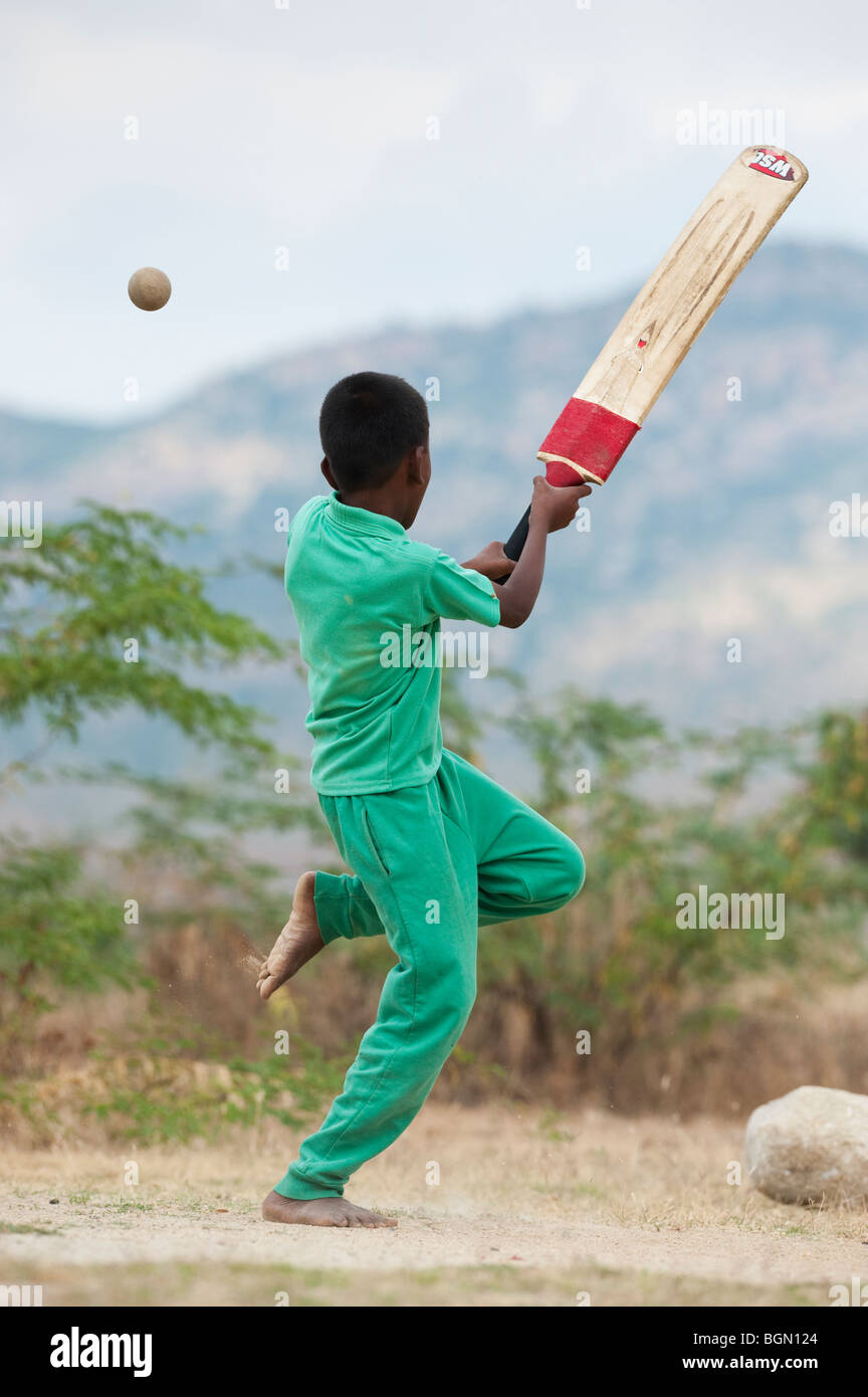 Indischer Junge spielen Kricket. Indien Stockfoto
