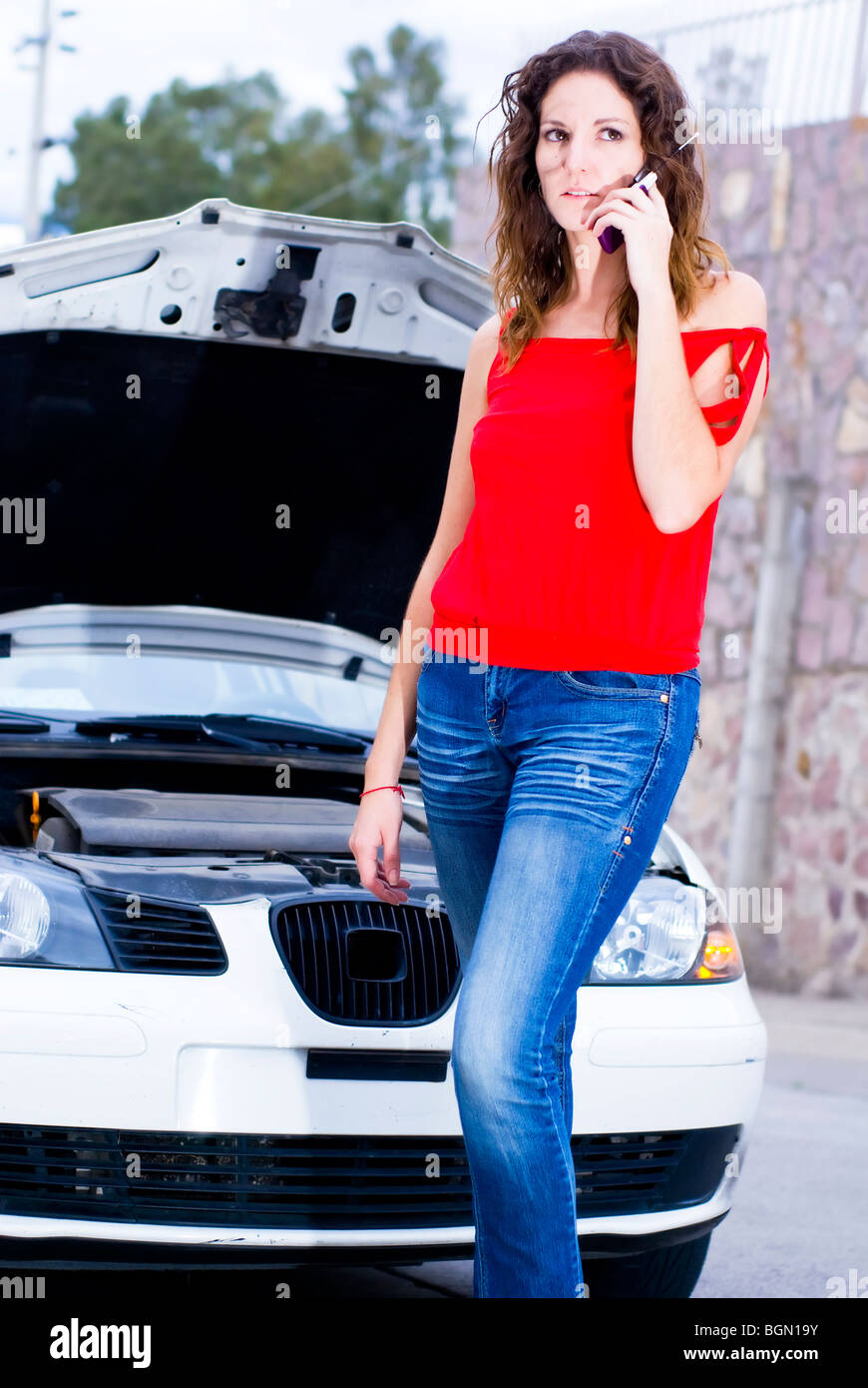 Frau ruft Versicherung für Auto-Motor-Aufschlüsselung Stockfoto