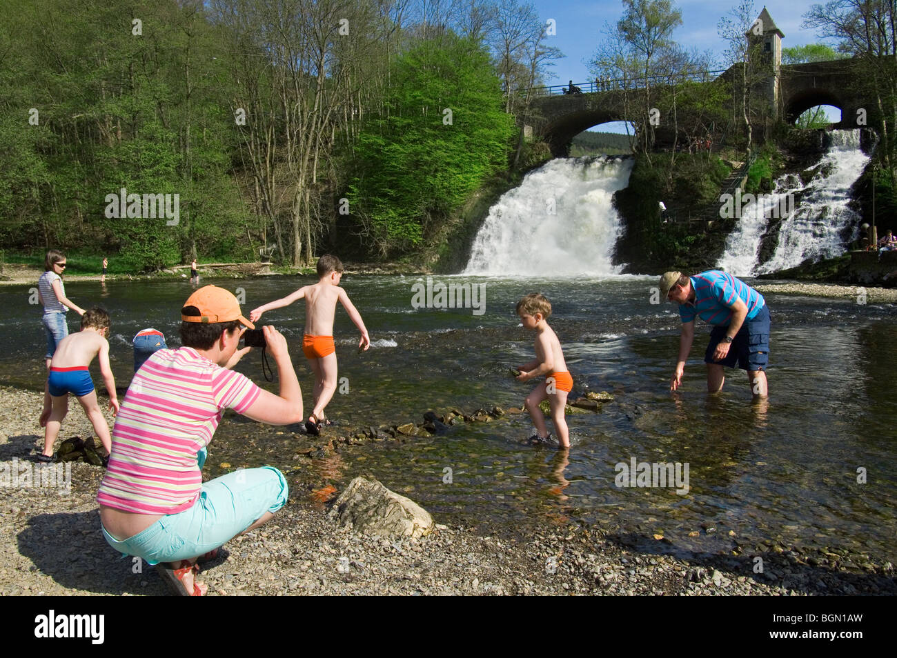 Familie mit Kindern beim Spielen im Fluss Amel in der Nähe der Wasserfälle von Coo, Stavelot, belgische Ardennen, Belgien Stockfoto