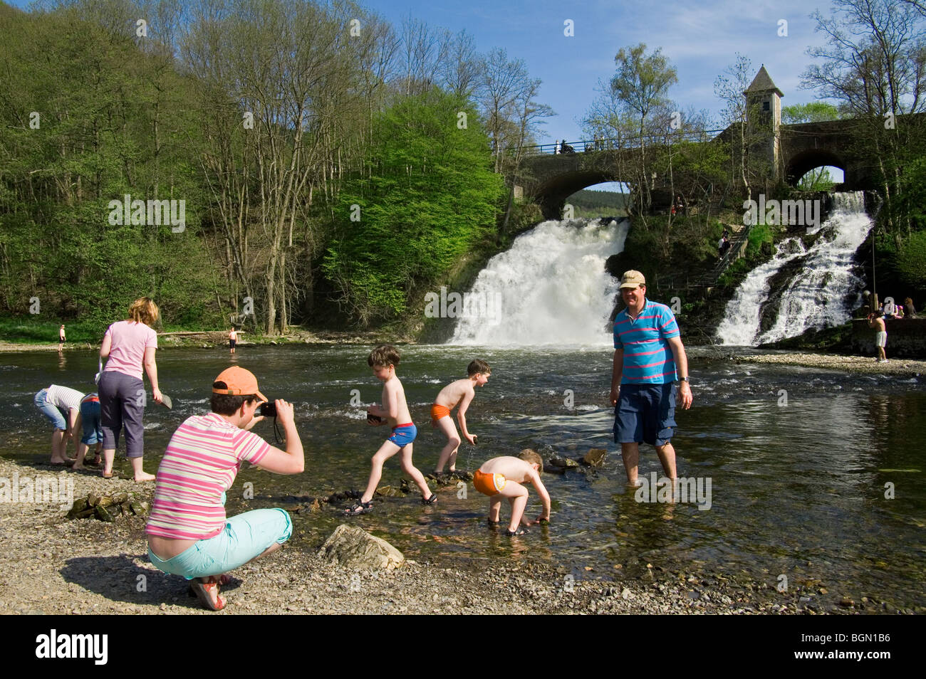 Familie mit Kindern beim Spielen im Fluss Amel in der Nähe der Wasserfälle von Coo, Stavelot, belgische Ardennen, Belgien Stockfoto