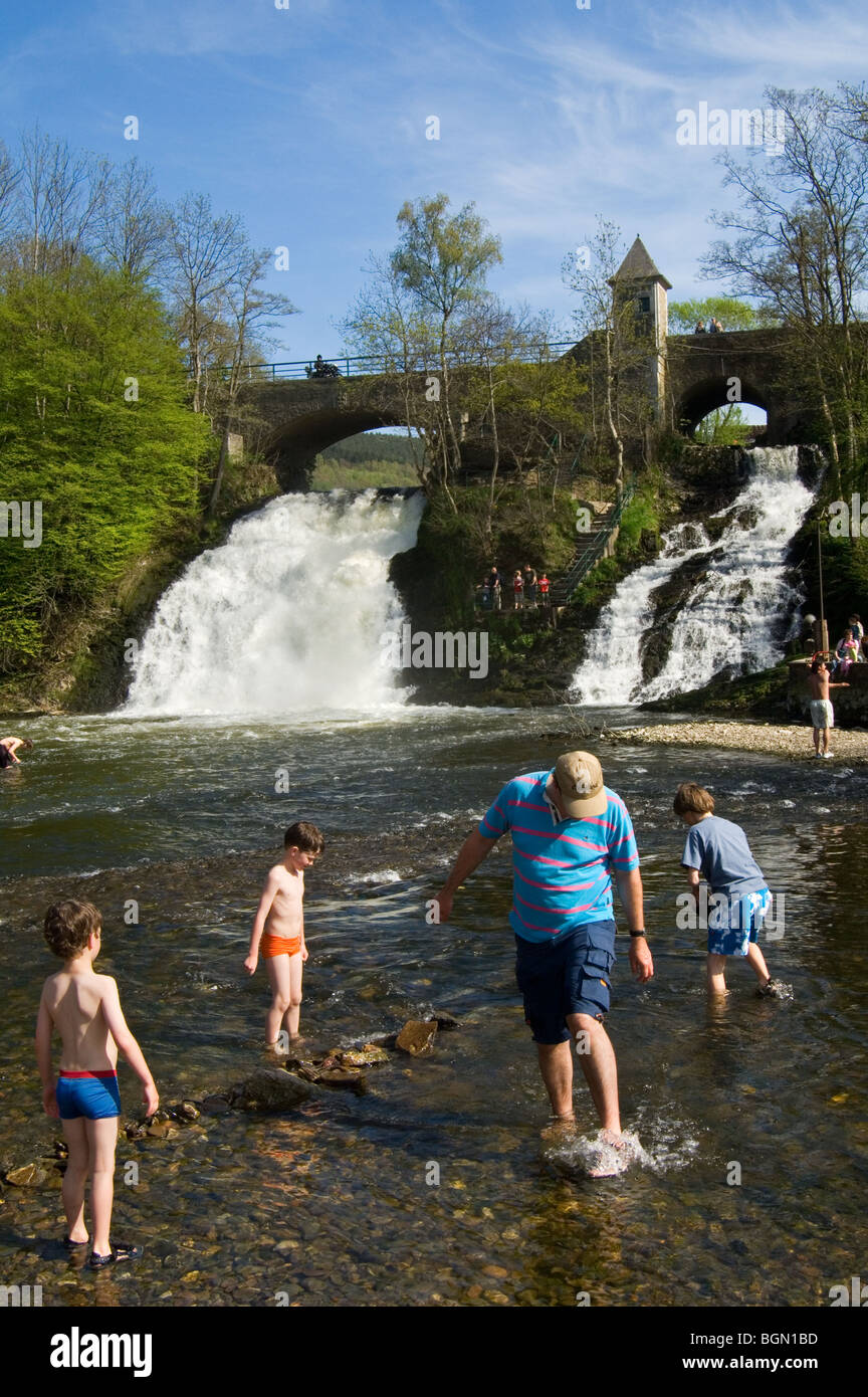 Touristen und Kinder spielen im Fluss Amel in der Nähe der Wasserfälle von Coo, Stavelot, Ardennen, Belgien Stockfoto