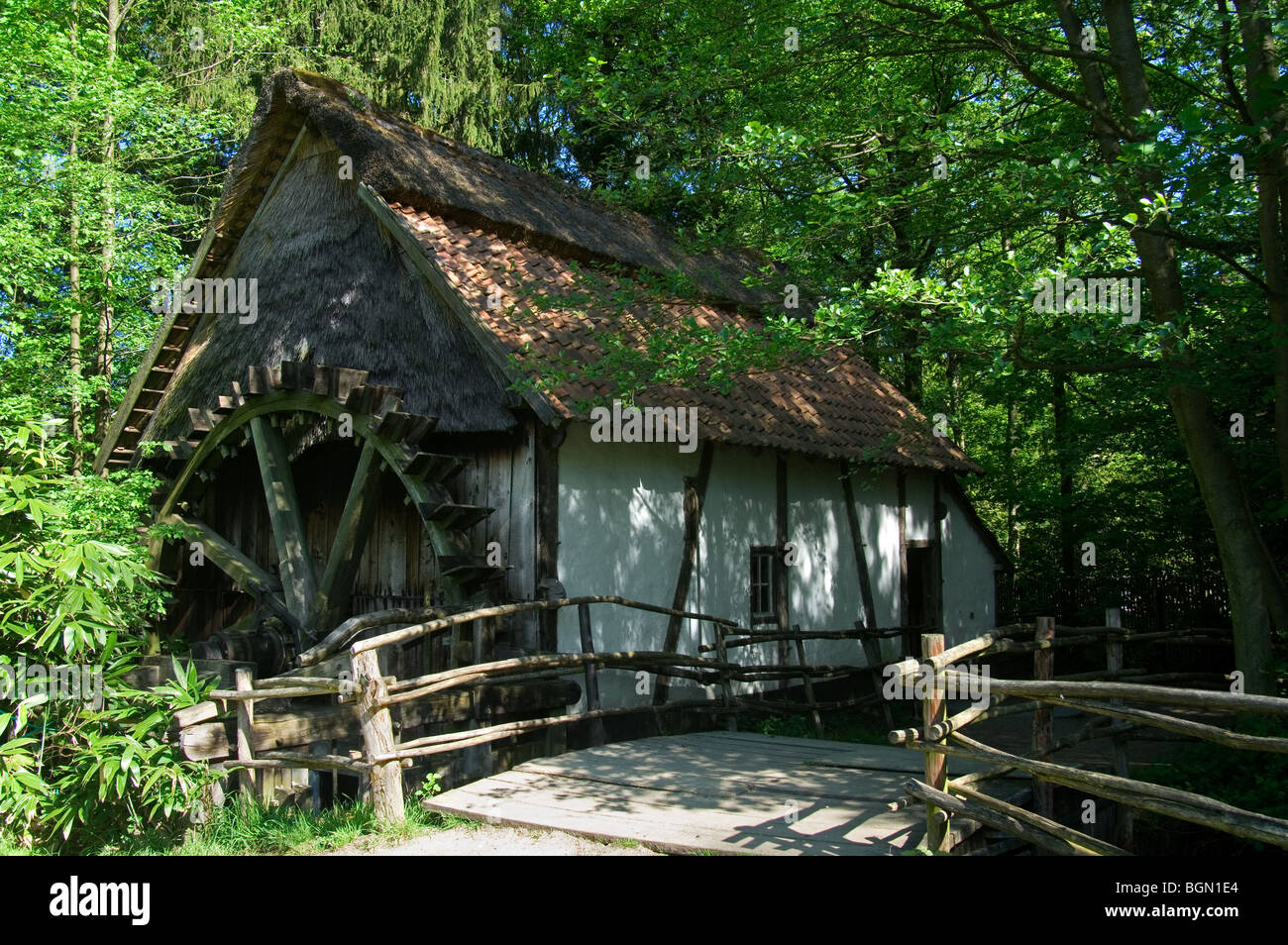 Alte hölzerne Wasserrad Wassermühle im Wald am Freilichtmuseum Bokrijk, Belgien Stockfoto