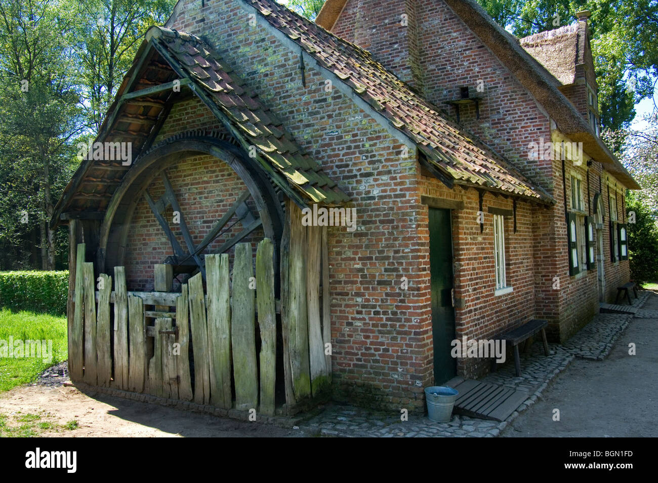 Traditionelles Haus aus Lokeren mit Tier angetrieben Laufband für Gebrauchshund in das Freilichtmuseum Bokrijk, Belgien Stockfoto