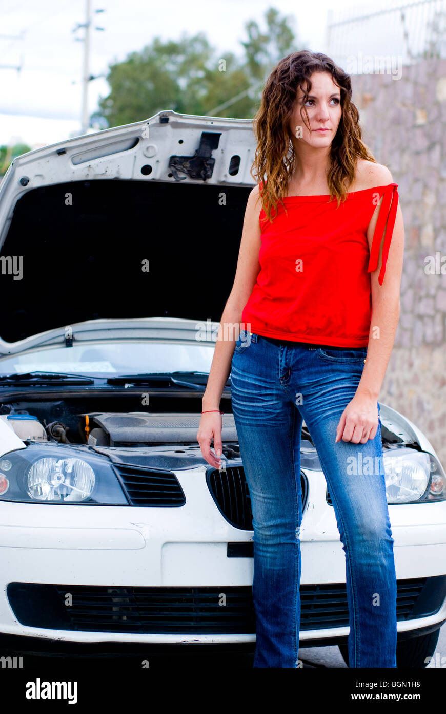 Frau wartet Versicherung Hilfe Hilfe, Automotor zu reparieren Stockfoto