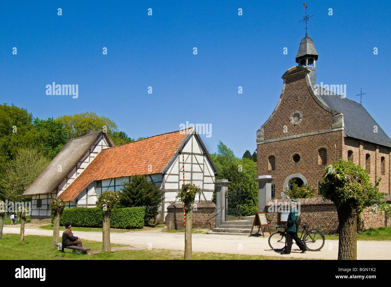 Ländliche Constable und Bauern in Tracht vor Kapelle, Freilichtmuseum Bokrijk, Belgien Stockfoto