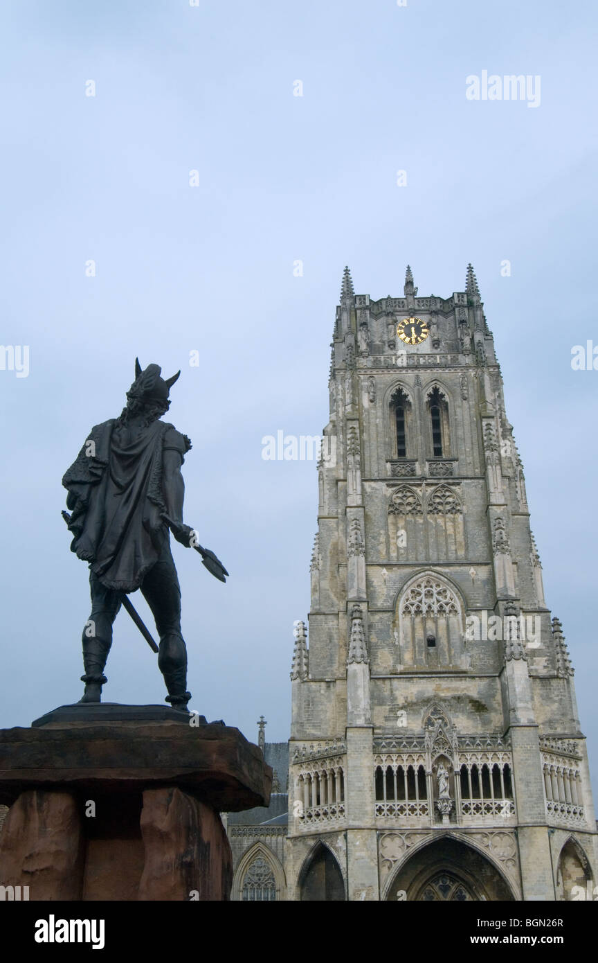 Basilika der Muttergottes / Onze-Lieve-Vrouwebasiliek und die Statue des Ambiorix, Fürst der Eburonen, Tongeren / Tongres, Belgien Stockfoto